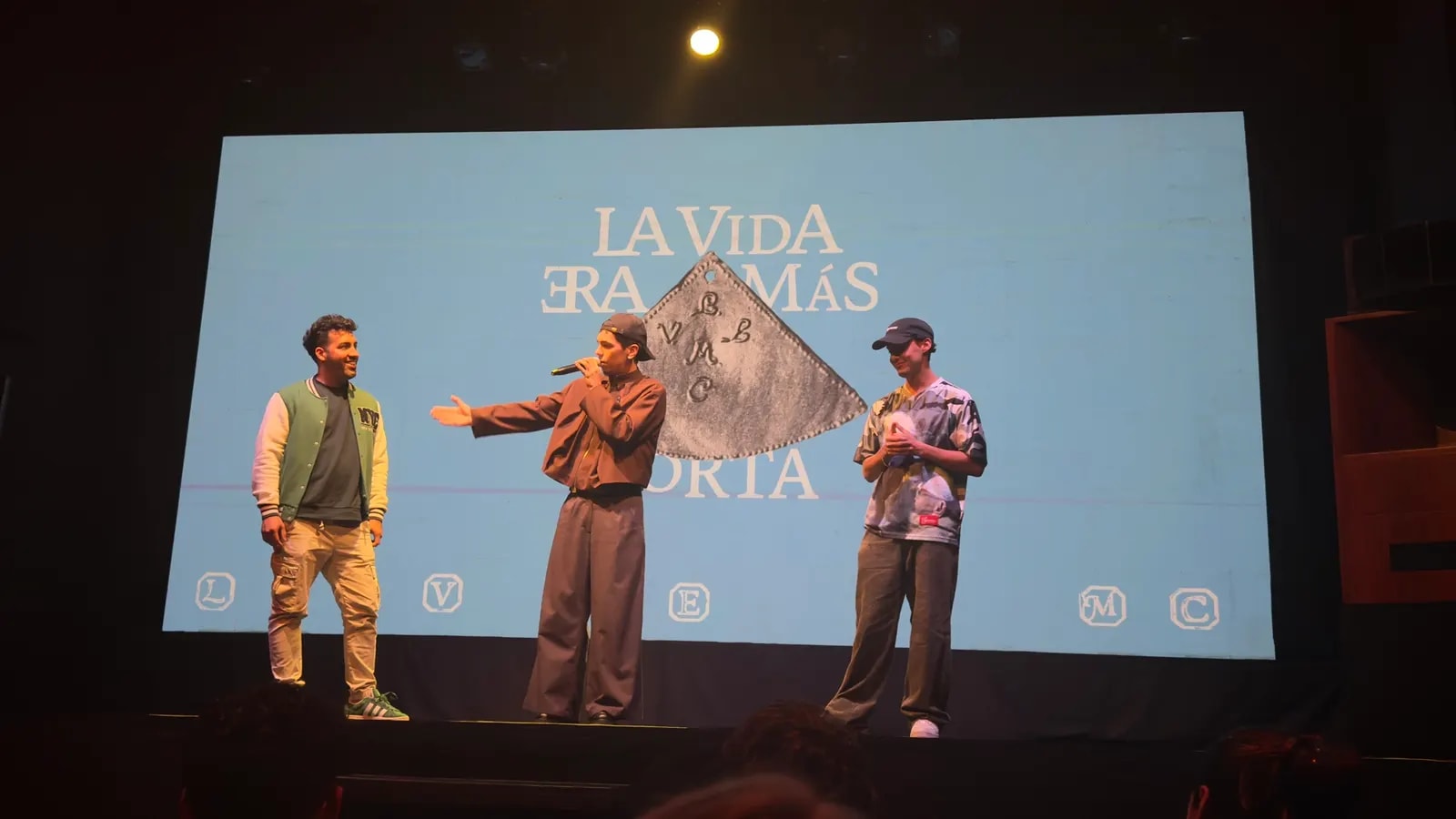 Milo J con la Molina Jacket de casimir en la presentación de su disco