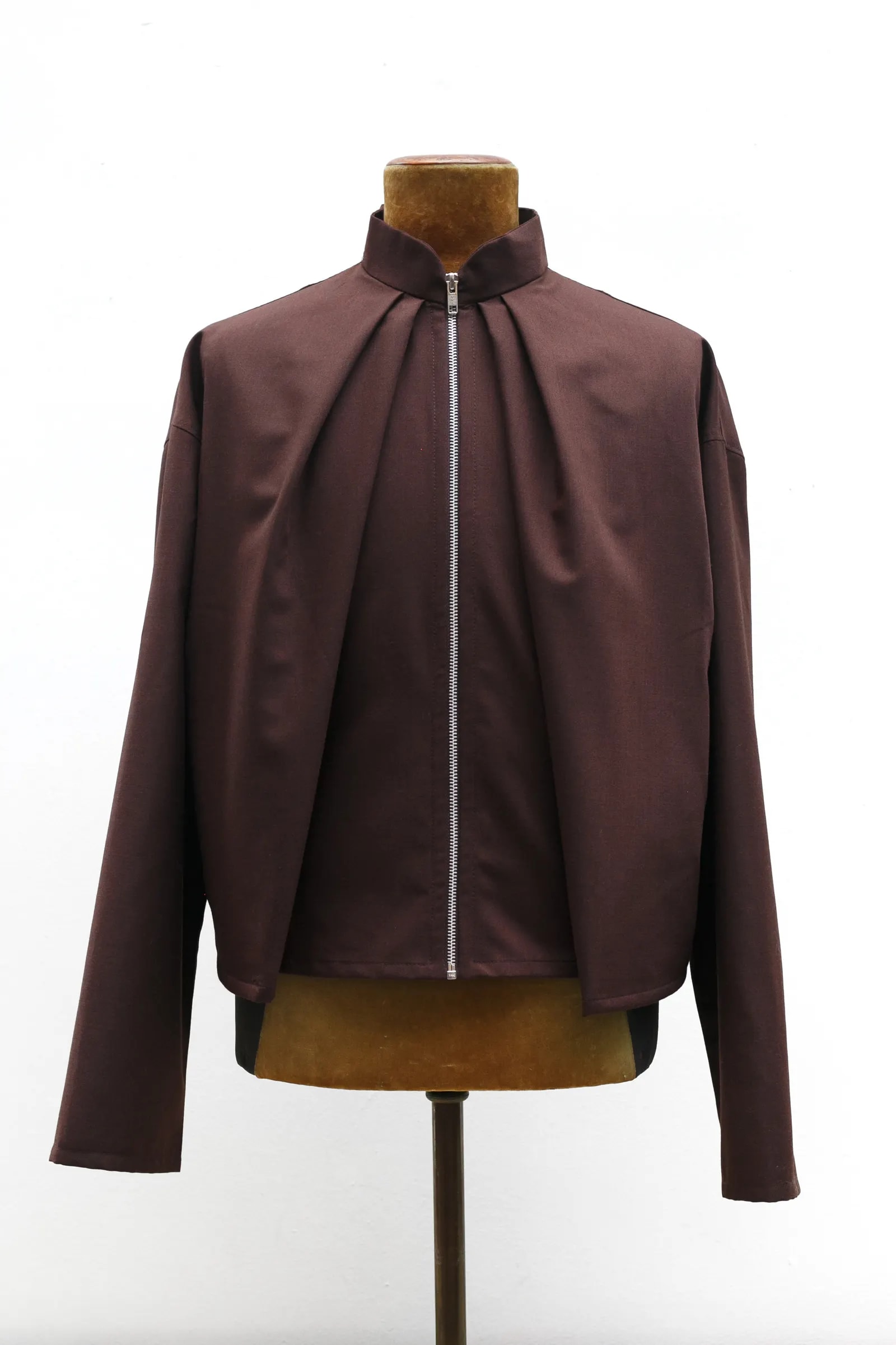 Molina Jacket de casimir marrón chocolate con dos pliegues frontales a 45 grados, Atelier Molina