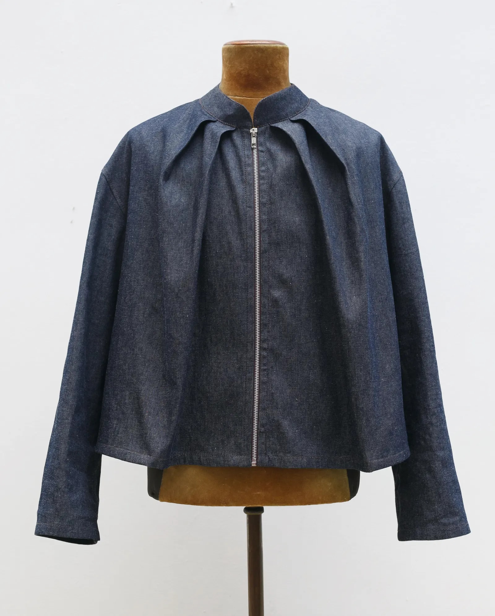 Molina Jacket de denim raw índigo con pliegues frontales, Atelier Molina