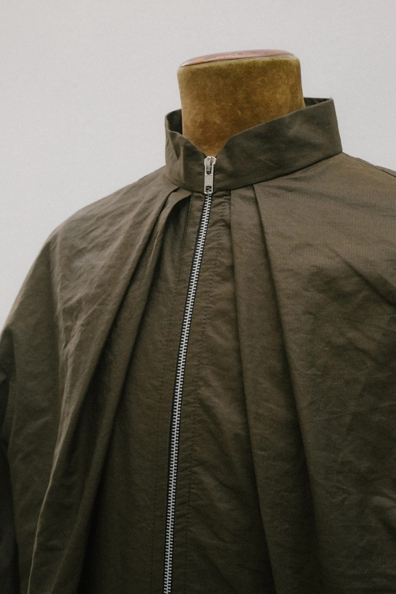 Pliegues frontales de la Molina Jacket impermeable en primer plano