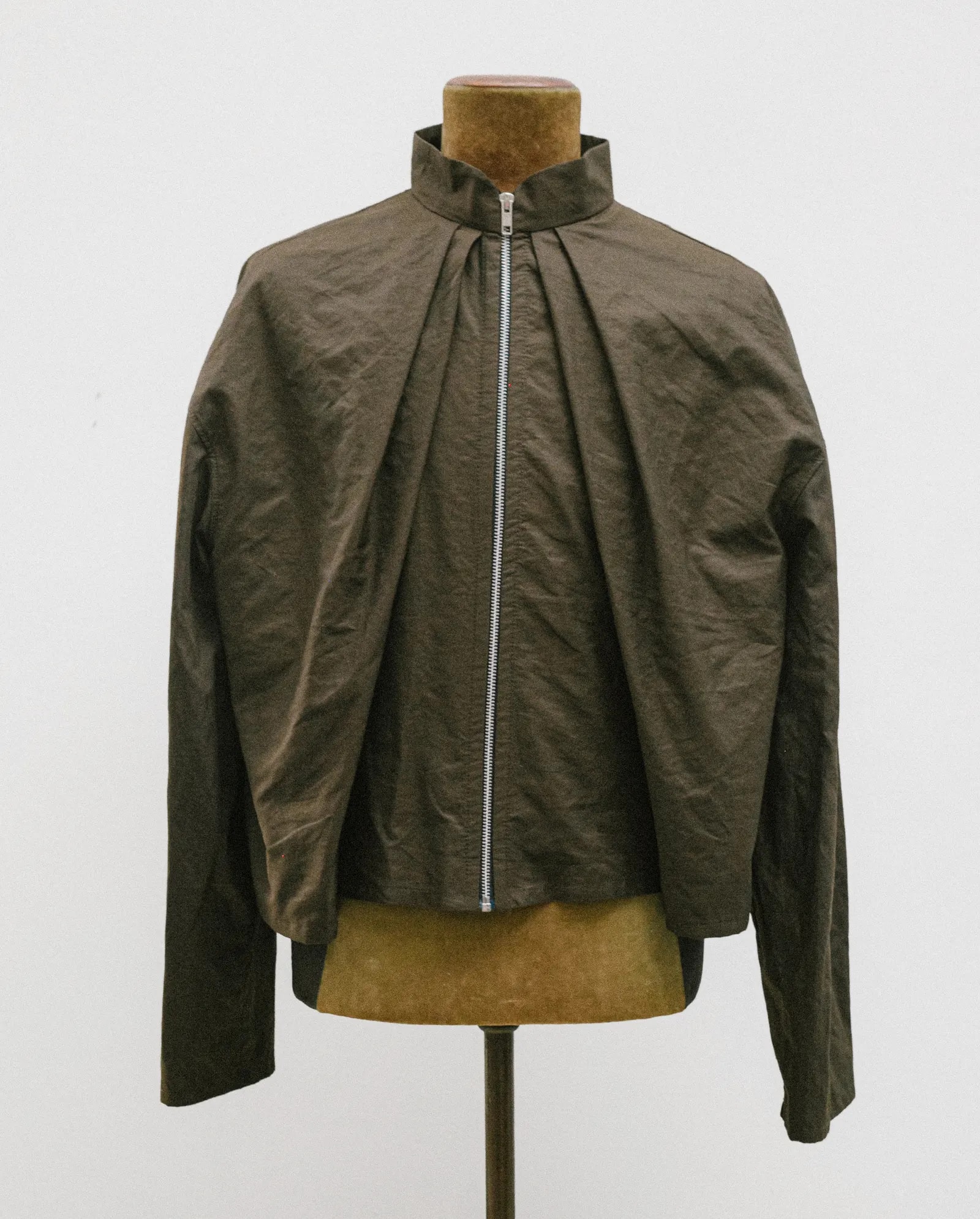 Molina Jacket impermeable de PET reciclado verde oliva con pliegues frontales, Atelier Molina