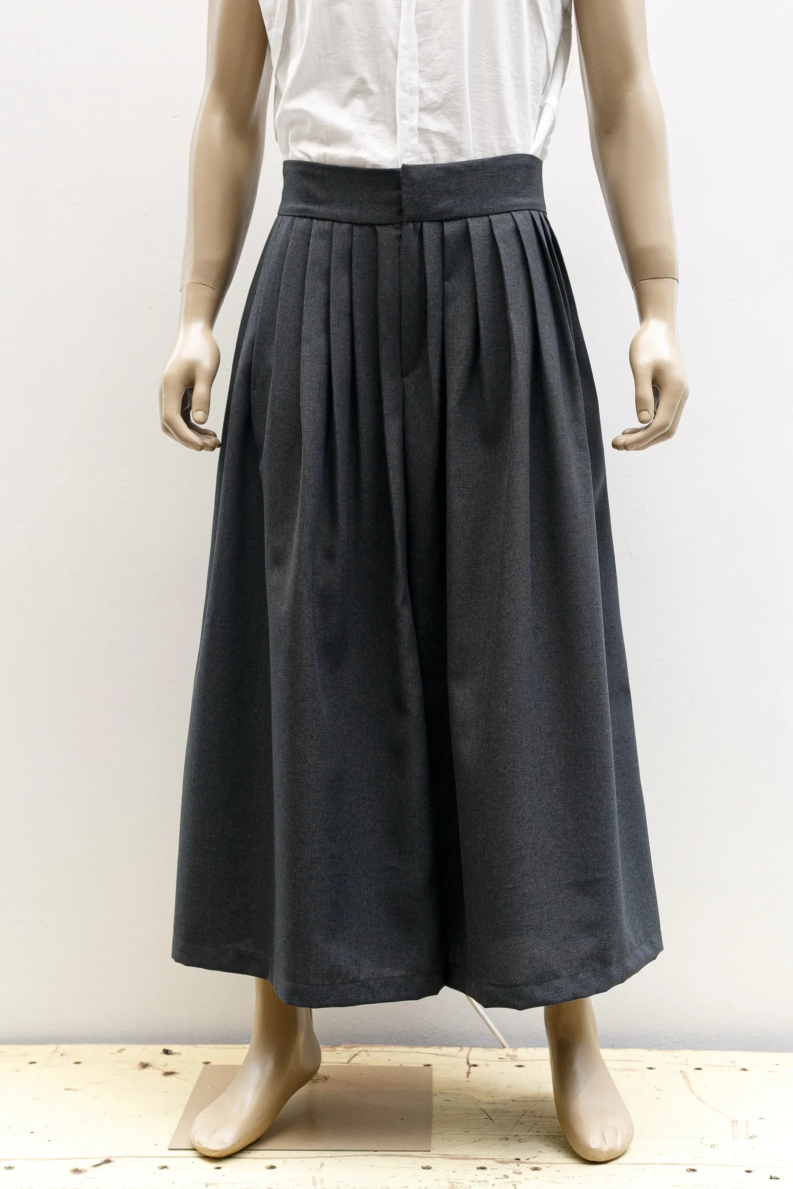Pantalón Ritual de Tencel negro con pliegues de cinco centímetros en la cintura, Atelier Molina