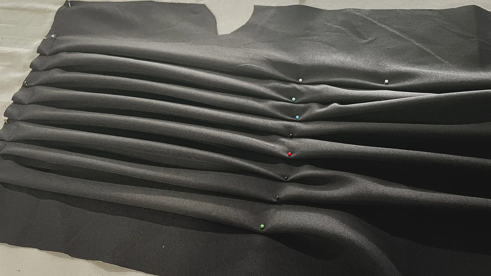 Armado de las tablas del Pantalón Ritual sobre la mesa de corte