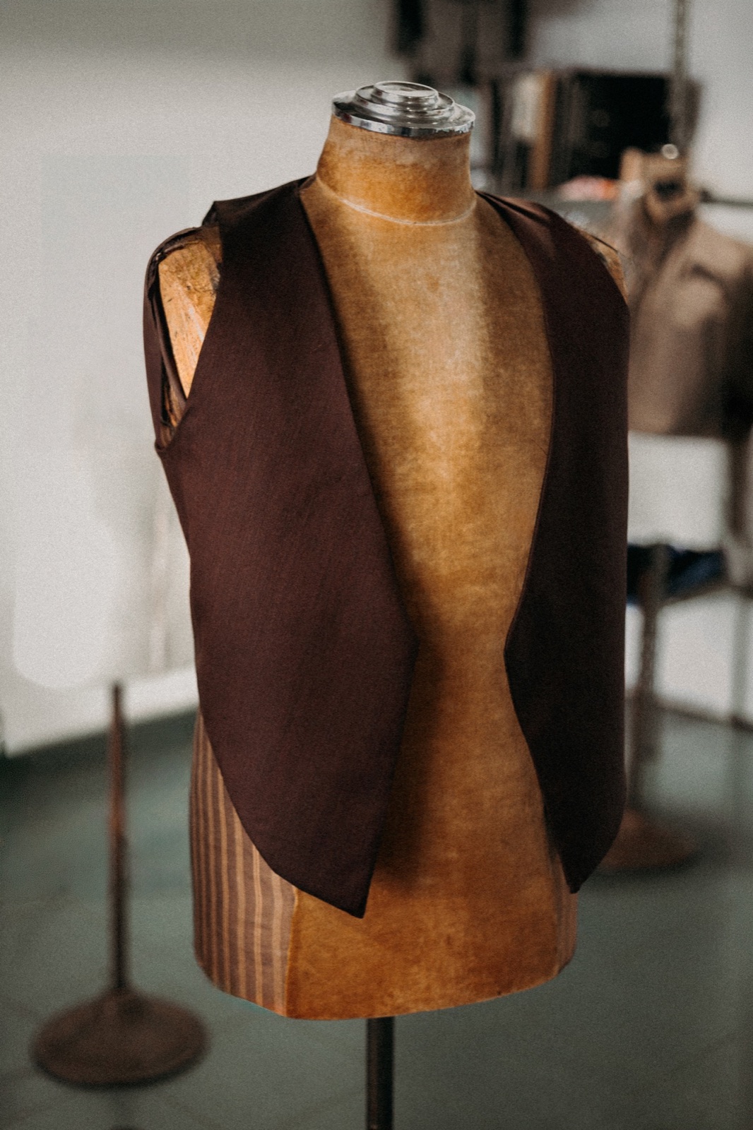 Atelier Molina の工房で仕立て用のトルソーに置かれた制作途中の一着