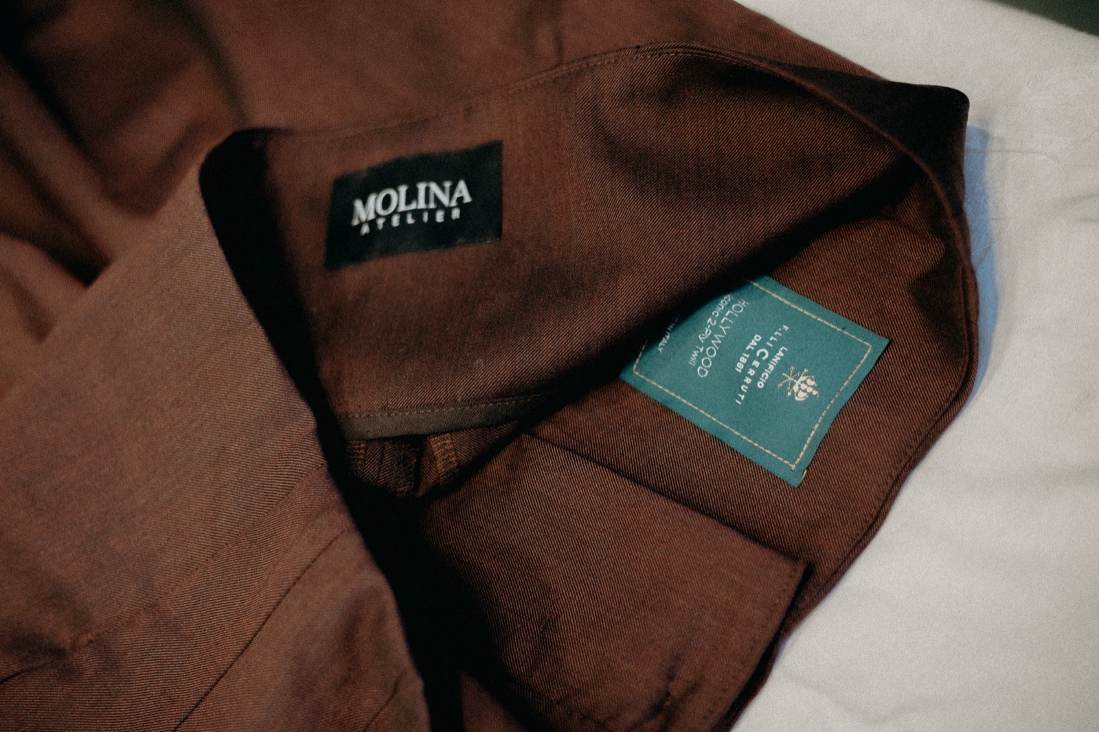 Atelier Molina の工房での職人による縫製のディテール