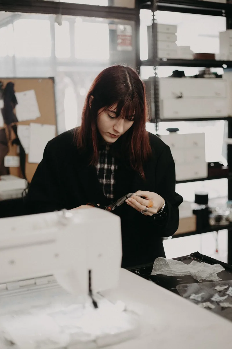 Estudiante de Diseño de Indumentaria de la FADU (UBA) cortando durante sus prácticas profesionales en Atelier Molina