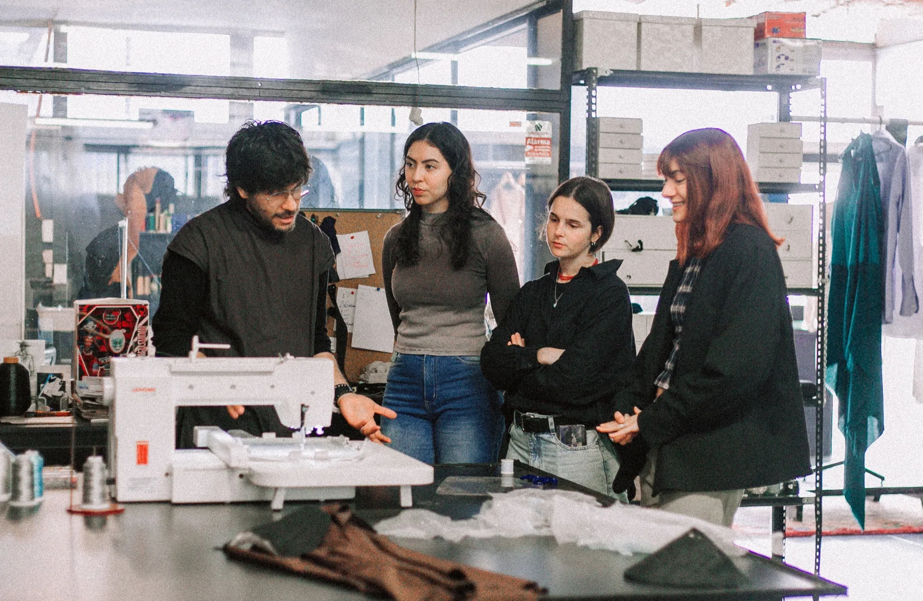 Carlos Molina explica el trabajo de taller a tres estudiantes de Diseño de Indumentaria de la FADU (UBA) en el atelier de Buenos Aires