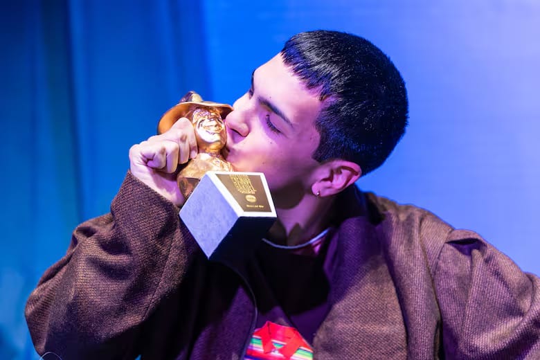 Milo J besando su Premio Gardel de Oro