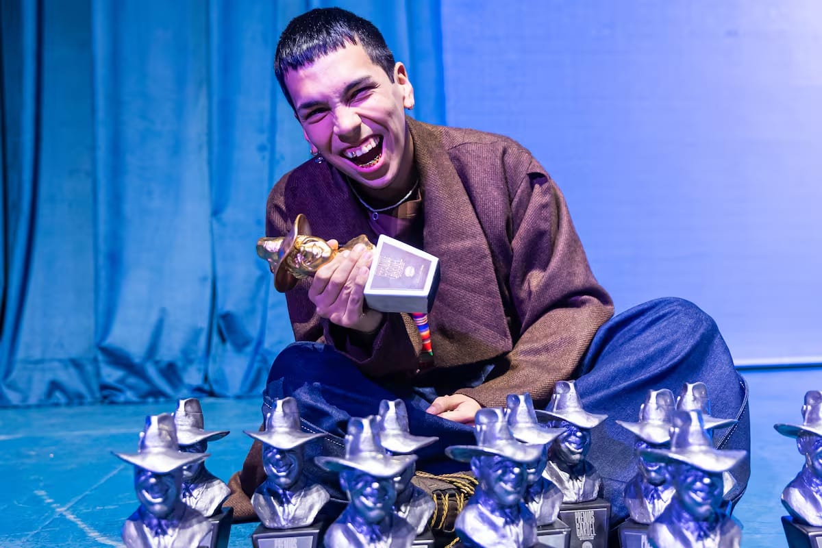 Milo J feliz con el Premio Gardel de Oro entre sus trece estatuillas