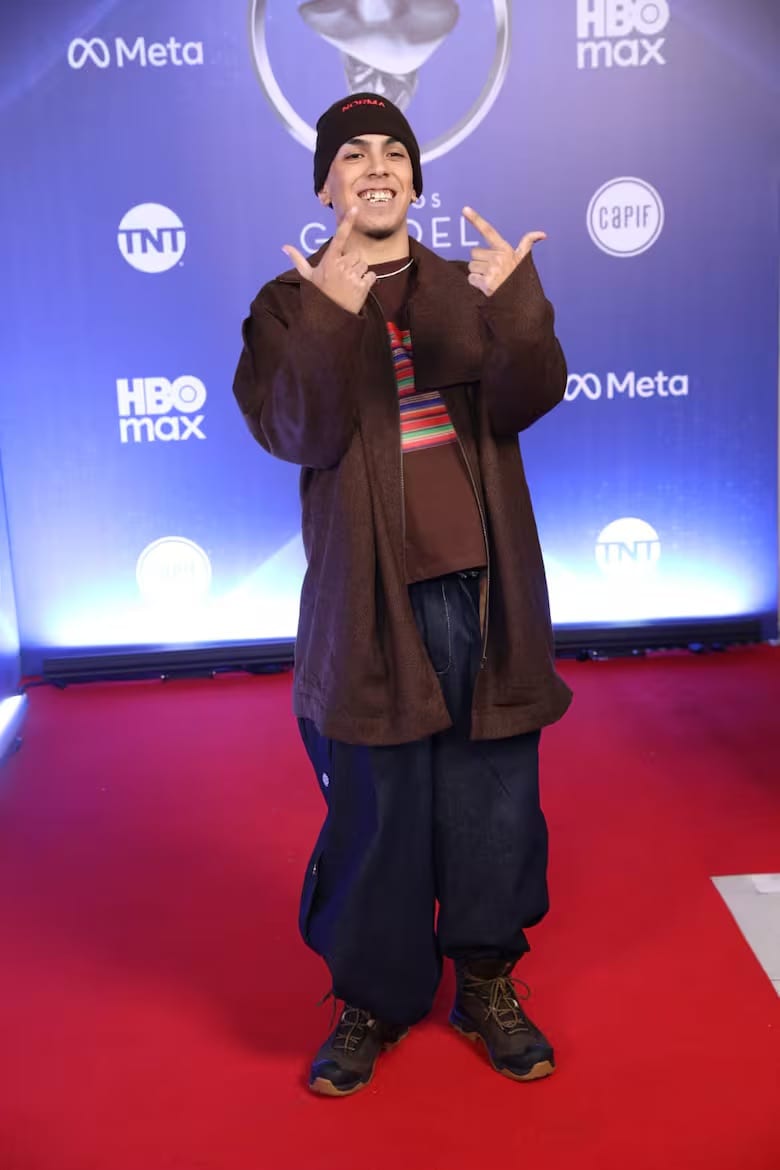 Milo J posando en la alfombra roja de los Premios Gardel 2026 con saco de Atelier Molina