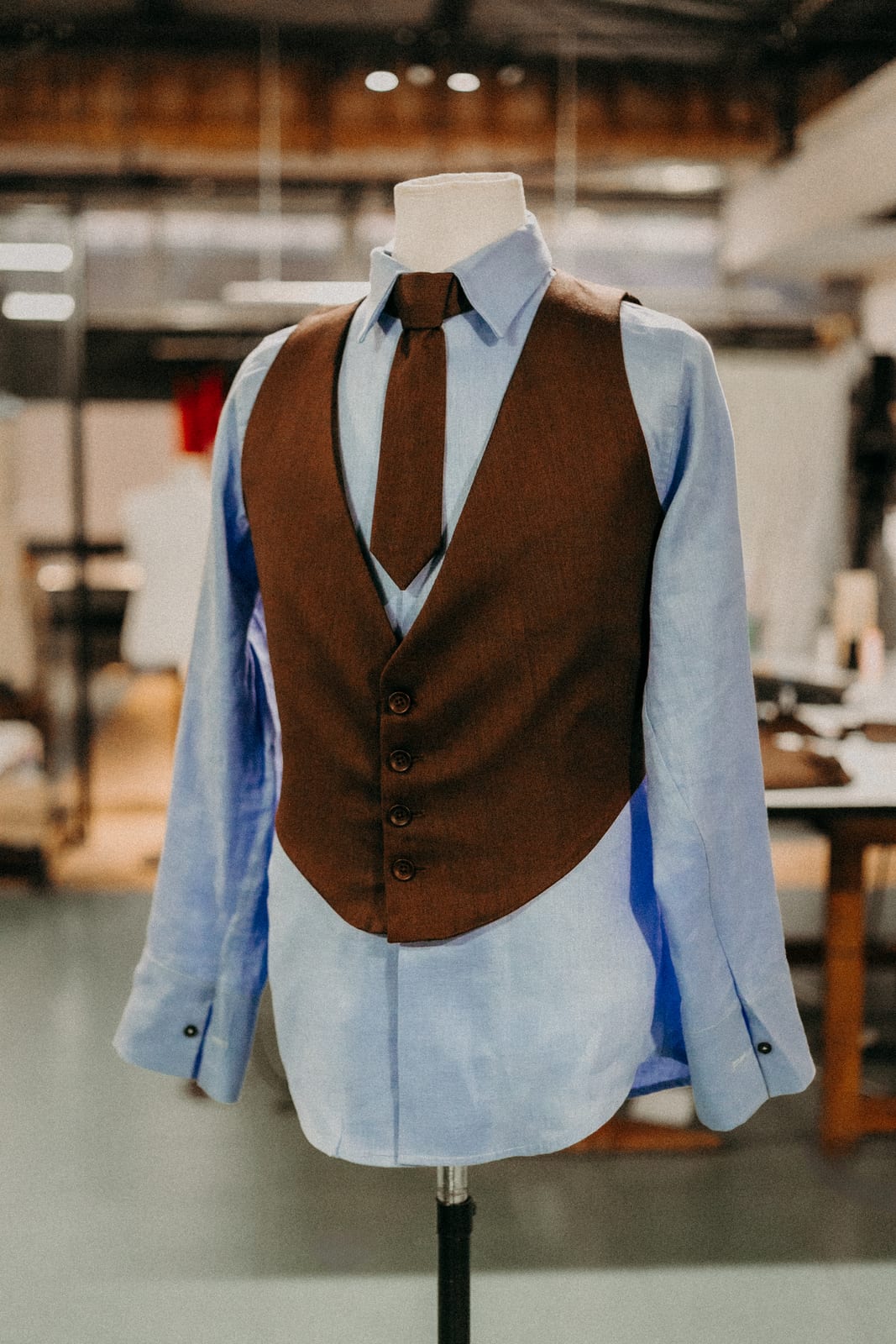 Chaleco, camisa y corbata terminados sobre maniquí para Milo J