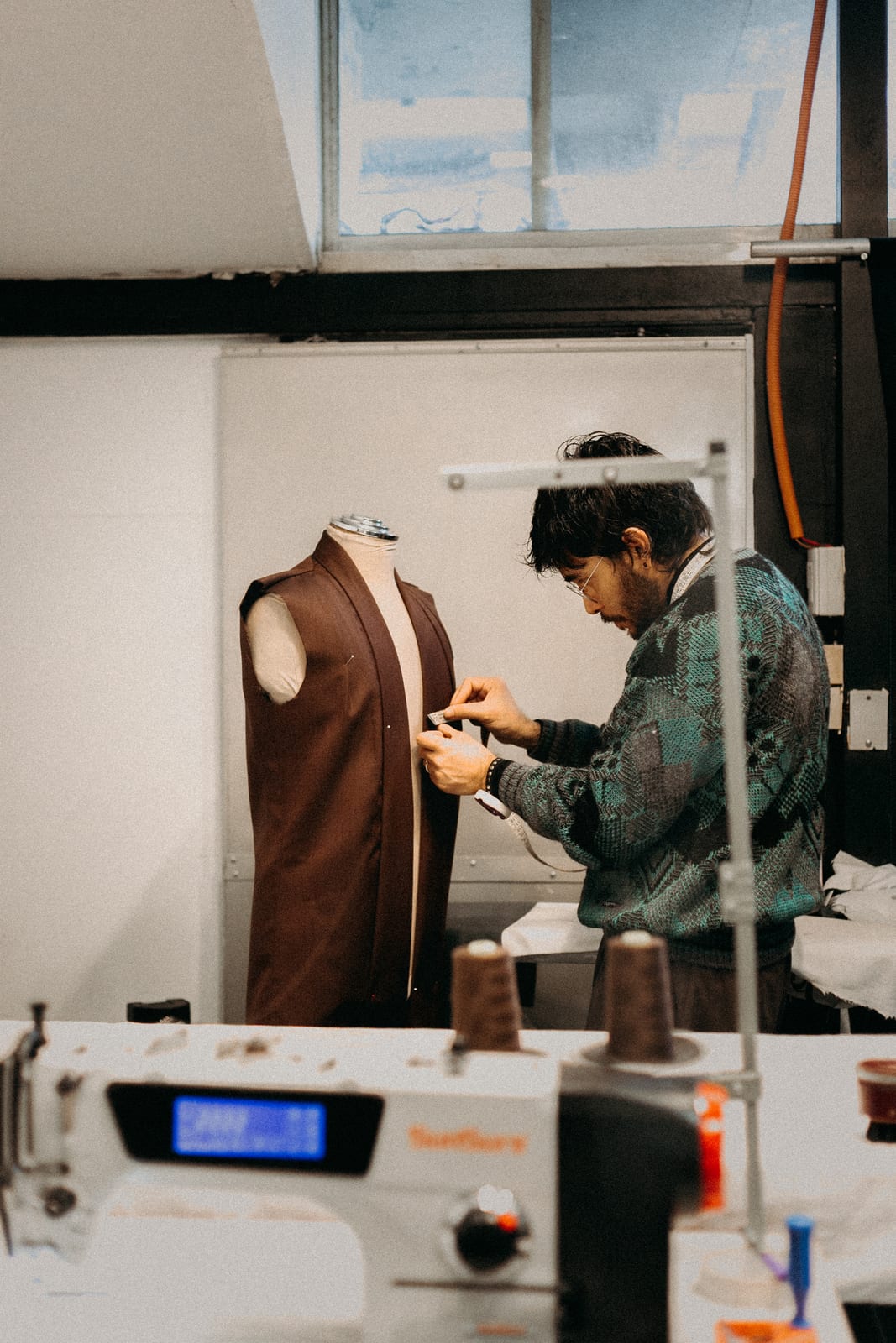 Prueba de una túnica del coro sobre maniquí en el taller