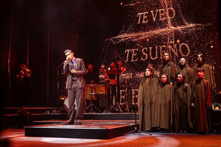 Milo J ofreció el show de apertura de los Premios Gardel 2026 con el coro vestido por Atelier Molina