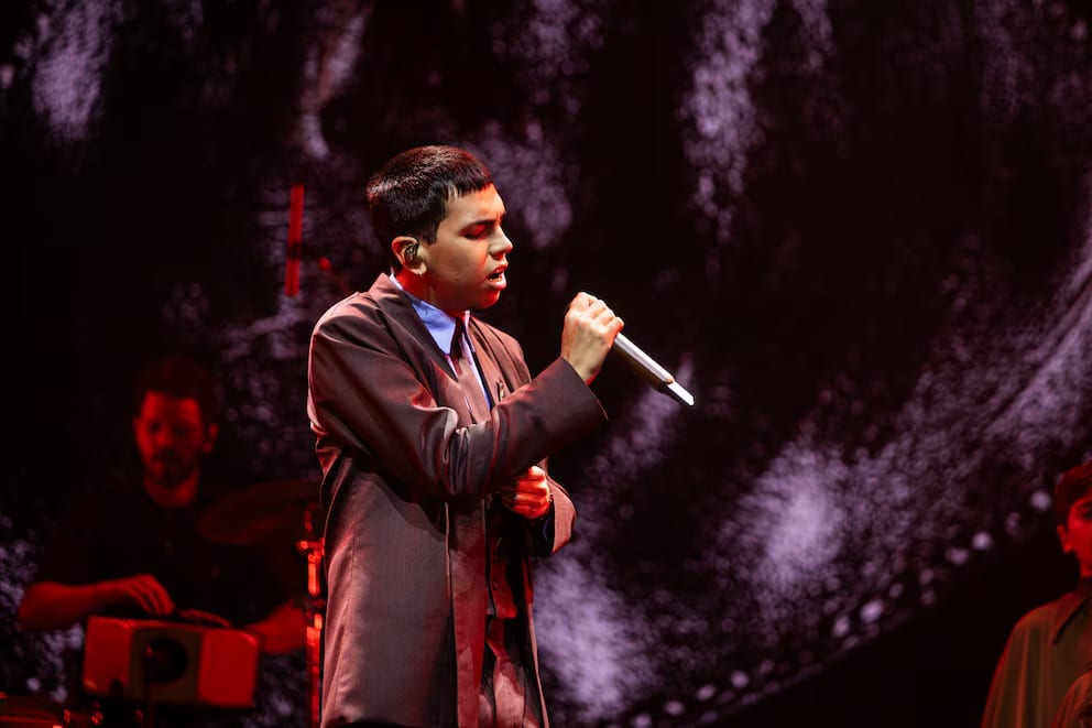 Milo J de perfil cantando en los Premios Gardel 2026
