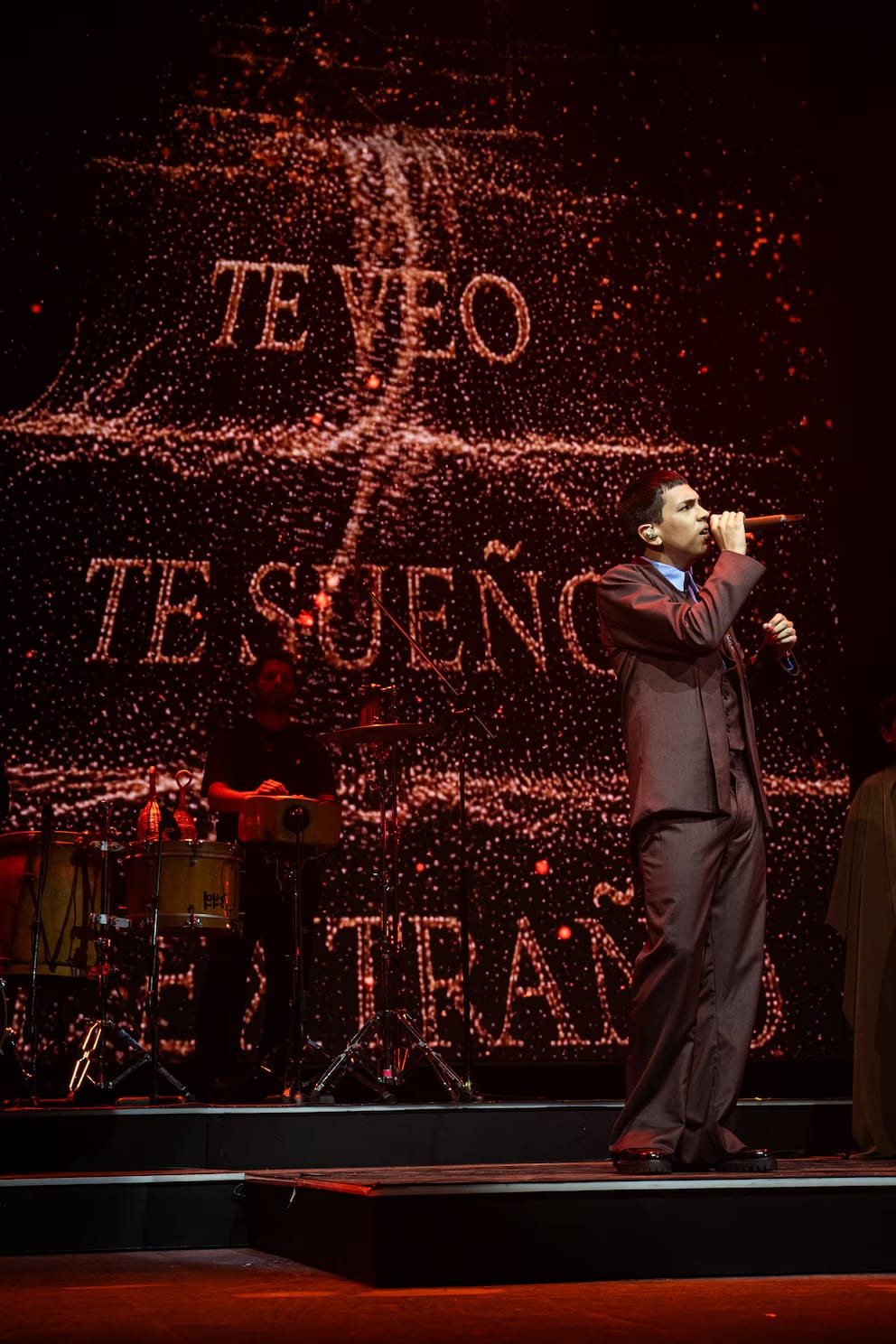 Milo J cantando en los Premios Gardel 2026 con el traje de Atelier Molina