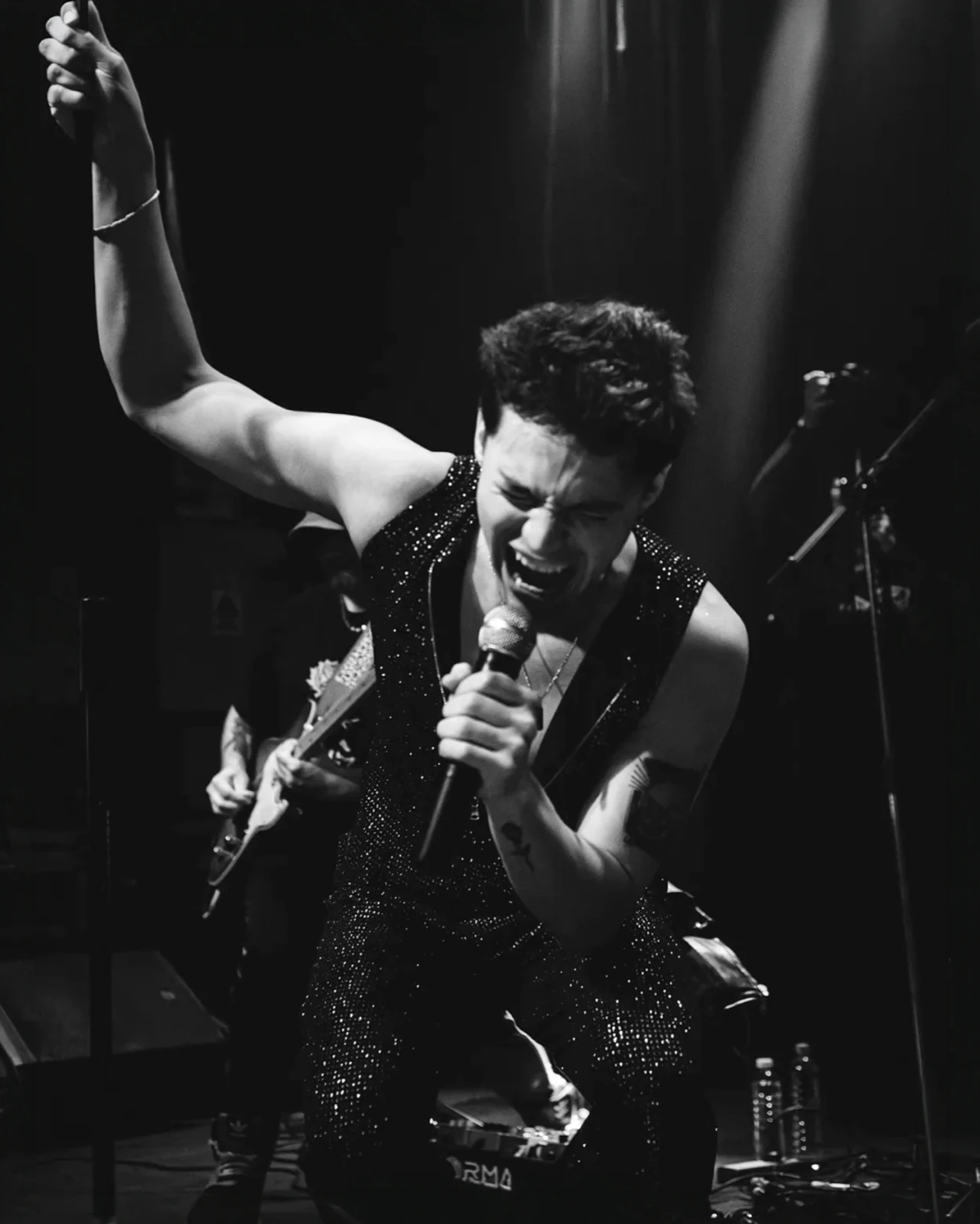 Alan Lez singing live in the sequinned waistcoat by Atelier Molina