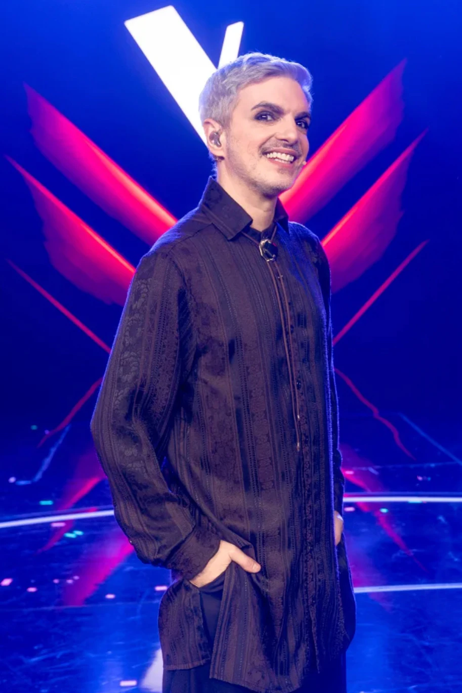 Ale Sergi on the La Voz Argentina stage in the long brown figured jacquard shirt by Atelier Molina