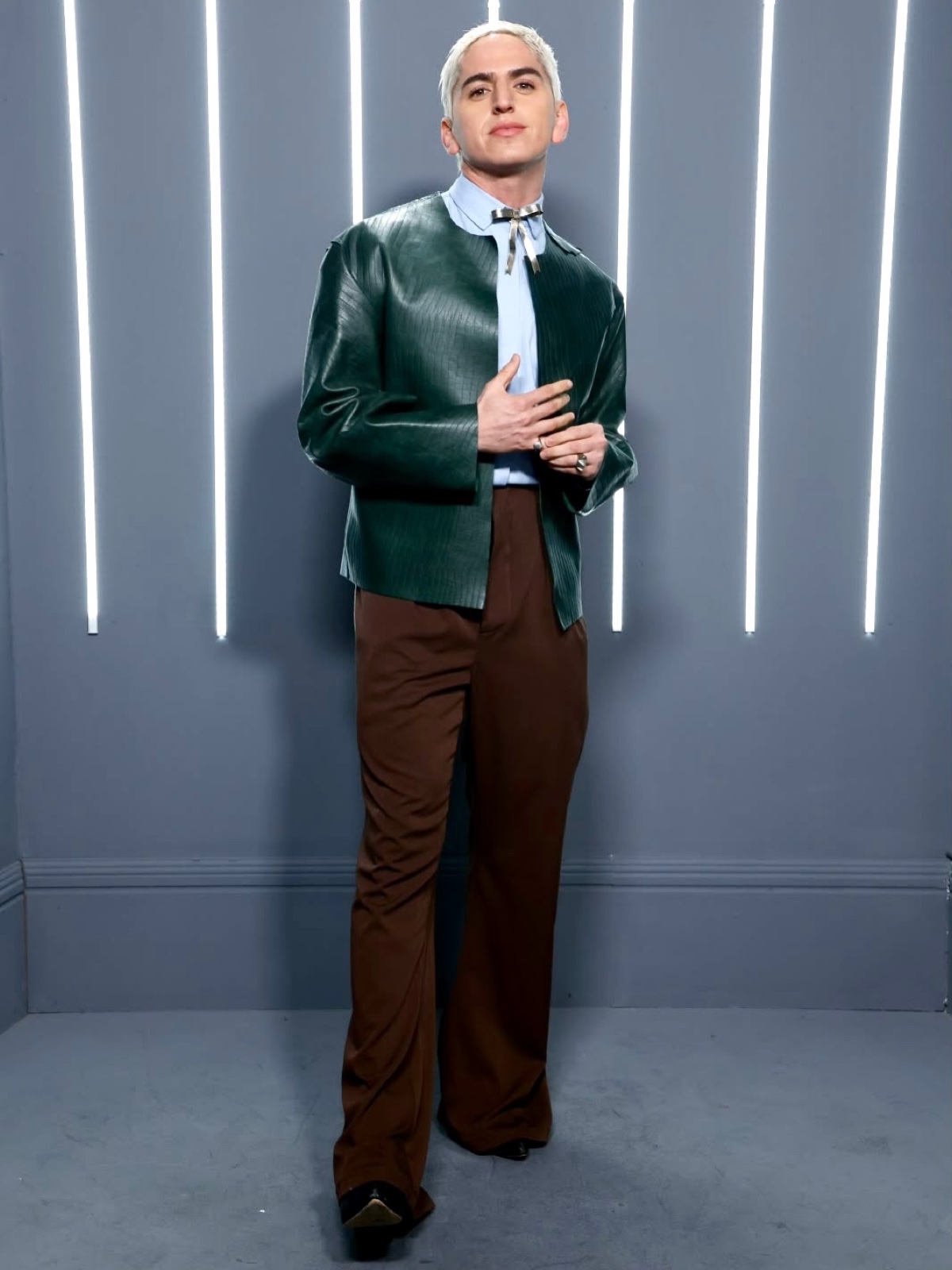 Enzo Aguilar con la Green Croc Jacket de cuero verde y pantalón sastrero de tencel chocolate de Atelier Molina en Almorzando con Juana Viale