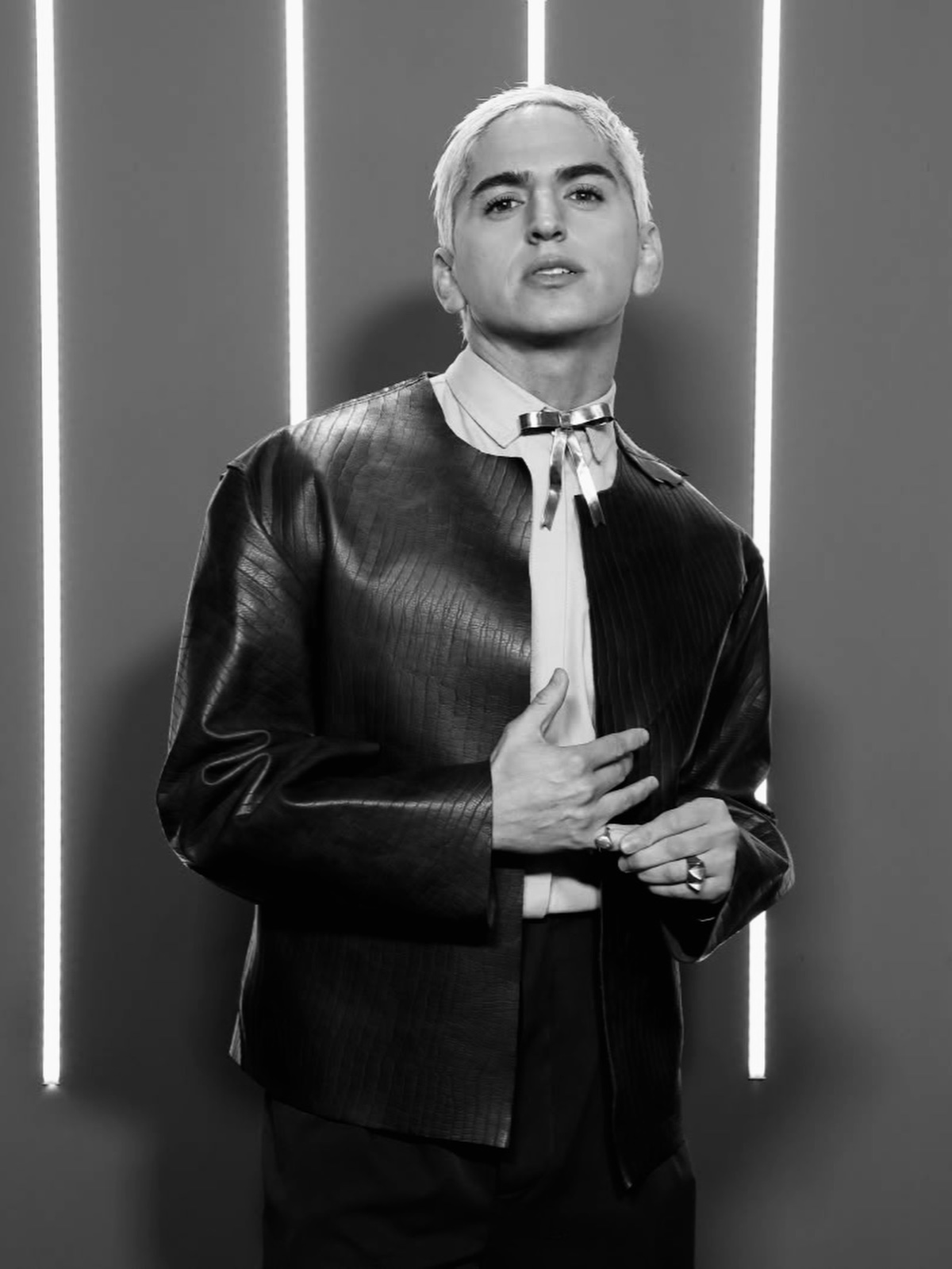 Retrato en blanco y negro de Enzo Aguilar con chaqueta de cuero de Atelier Molina en Almorzando con Juana Viale