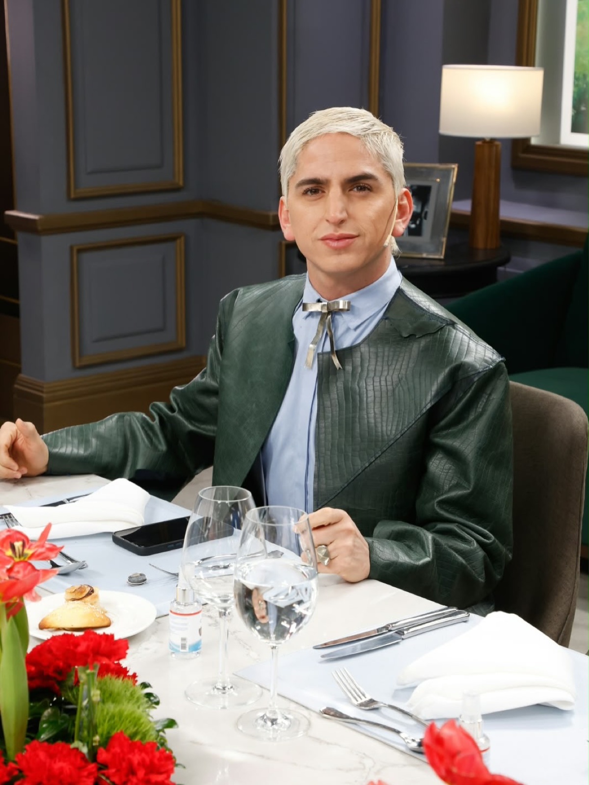 Enzo Aguilar sentado a la mesa de Almorzando con Juana Viale con la Green Croc Jacket de Atelier Molina