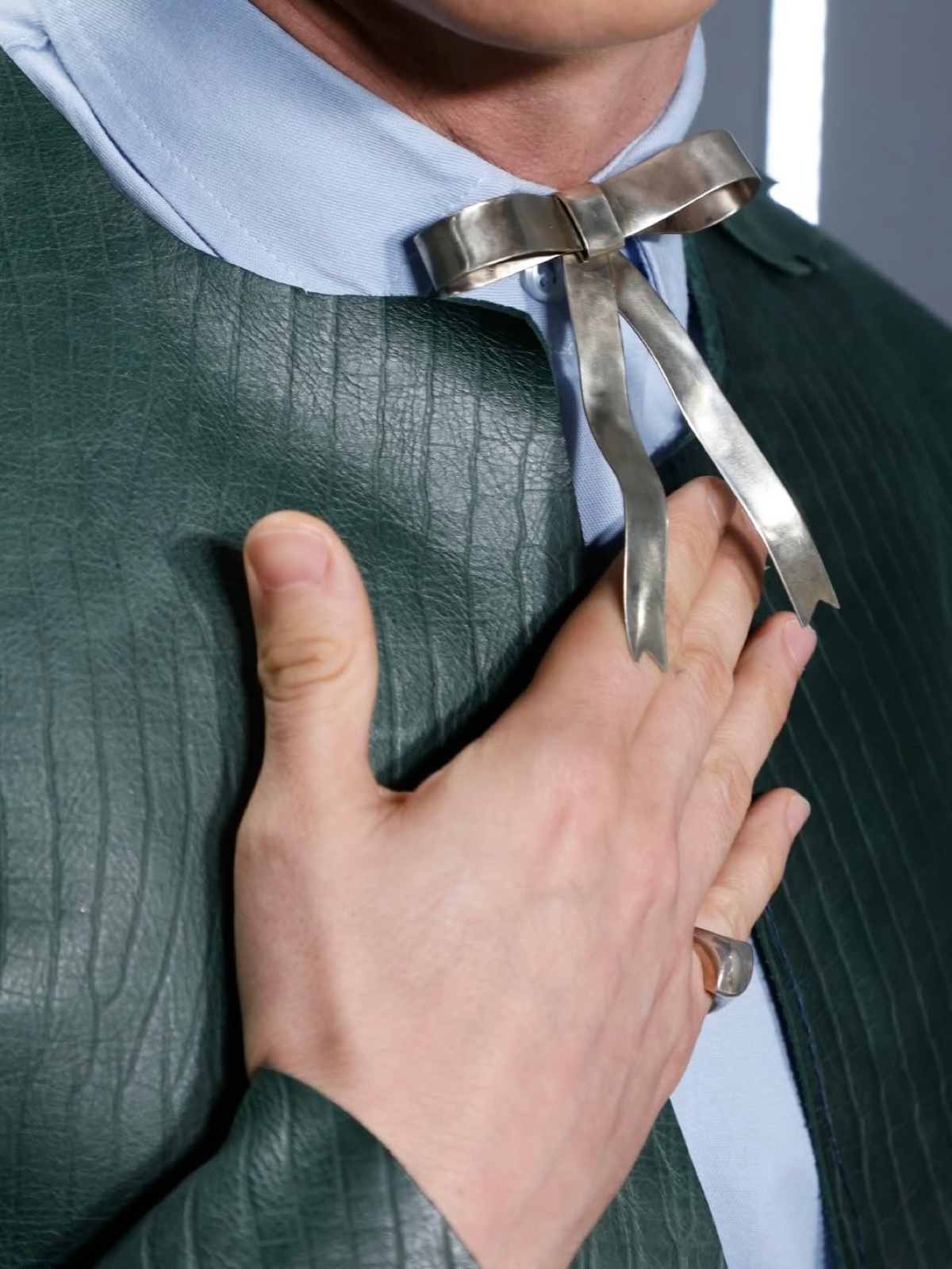 Detalle del cuero verde con grabado cocodrilo y el cuello de la Green Croc Jacket de Atelier Molina