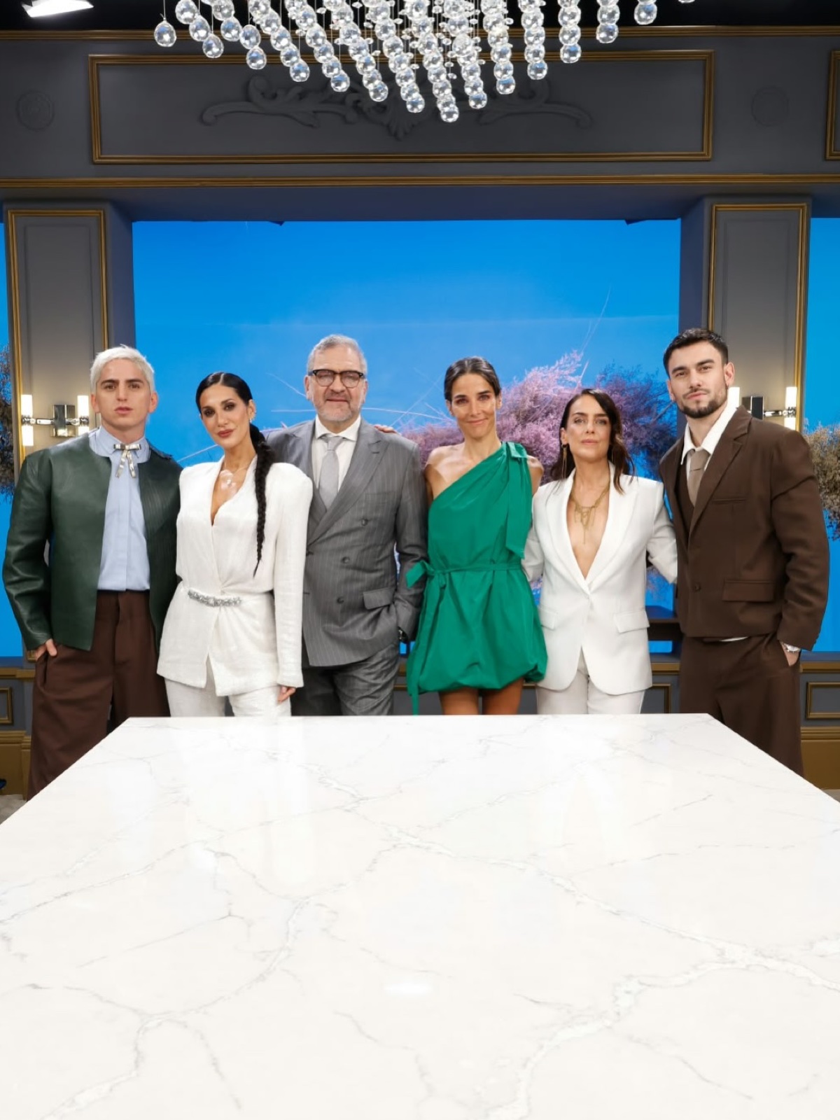 Enzo Aguilar con los invitados de Almorzando con Juana Viale, vestido por Atelier Molina, Buenos Aires