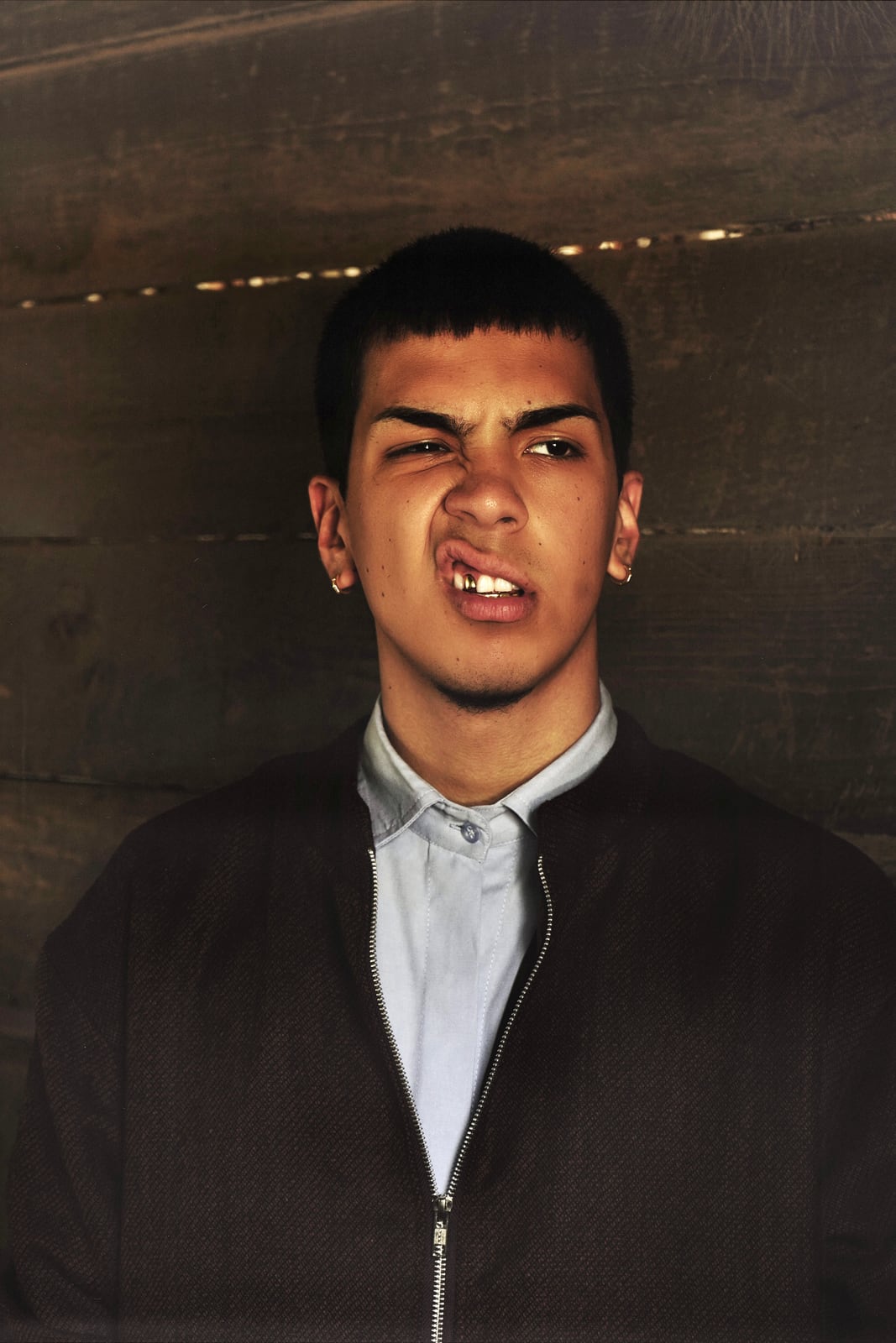 Milo J con Chaqueta de Lana Ojo de Perdiz de Atelier Molina, Galore Magazine