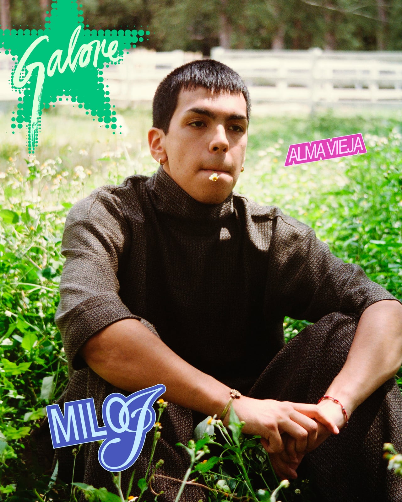 Milo J con Saco Cuello Alto Chocolate de Atelier Molina en tapa de Galore Magazine