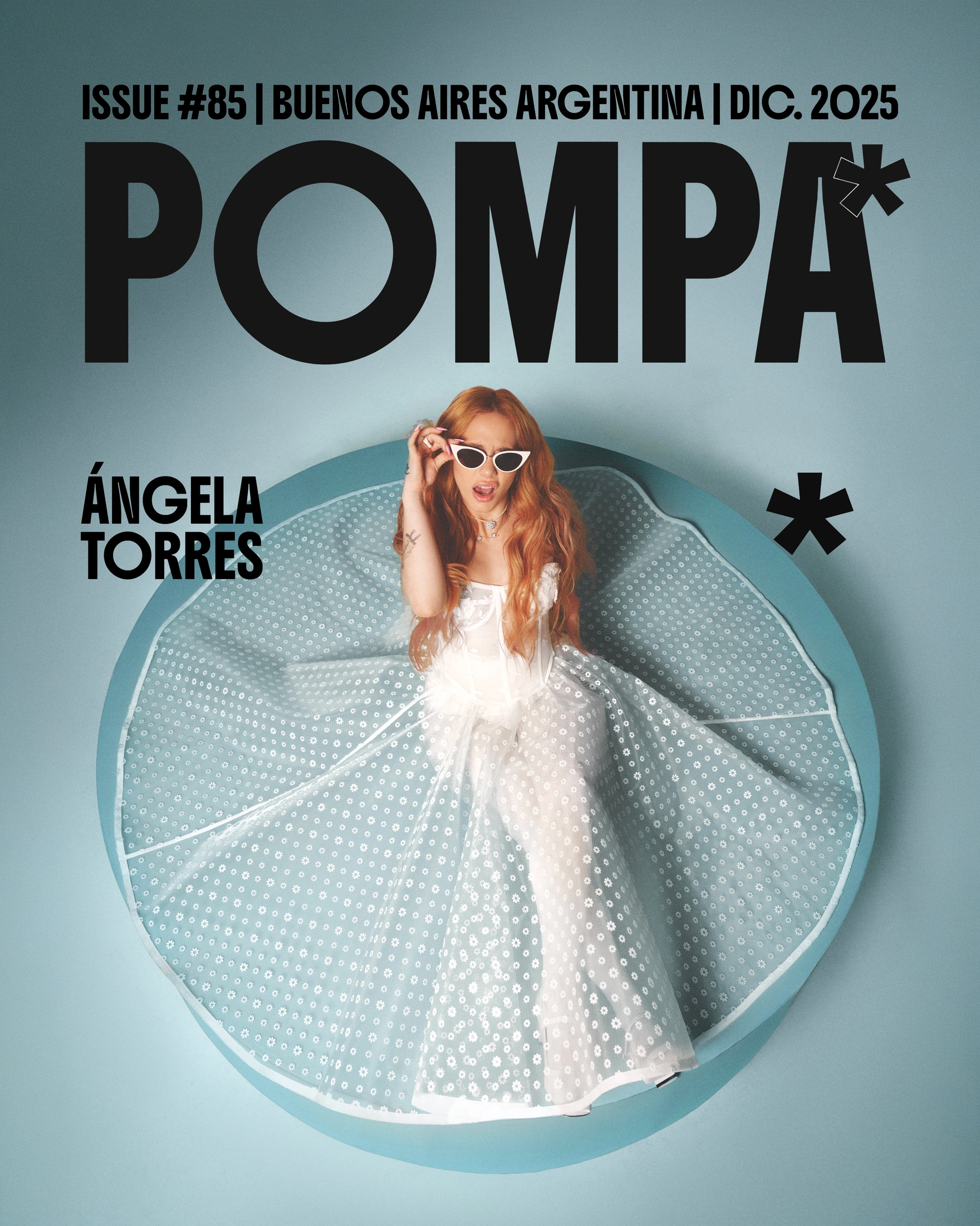 Ángela Torres en la tapa de Pompa Magazine con falda de villone crema y corsé bordado de Atelier Molina