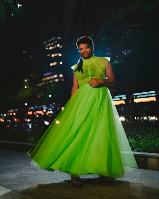 Alok V Menon con un Molina Custom a medida de Atelier Molina en su presentación en Buenos Aires