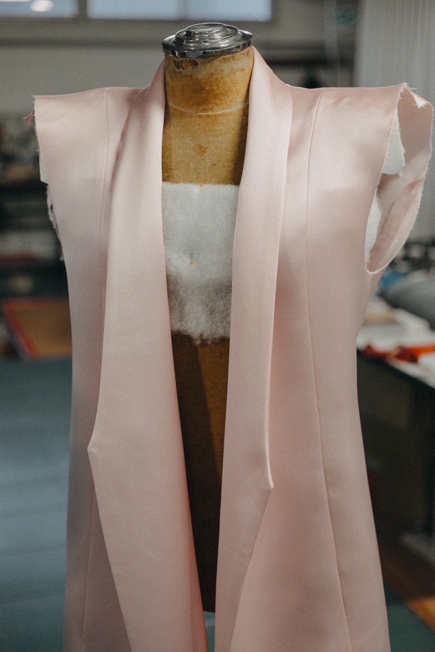 Espalda del saco rosa con recortes verticales para entalle perfecto, Atelier Molina
