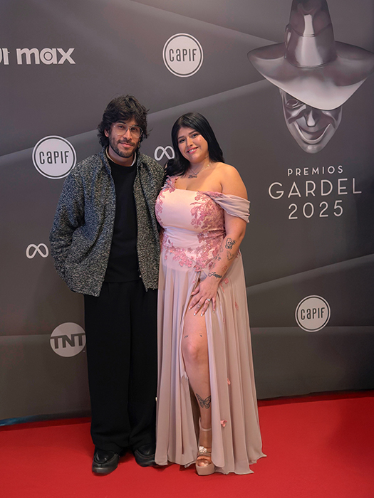 Flor Álvarez junto a Carlos Molina en los Premios Gardel 2025, con diseño de Atelier Molina