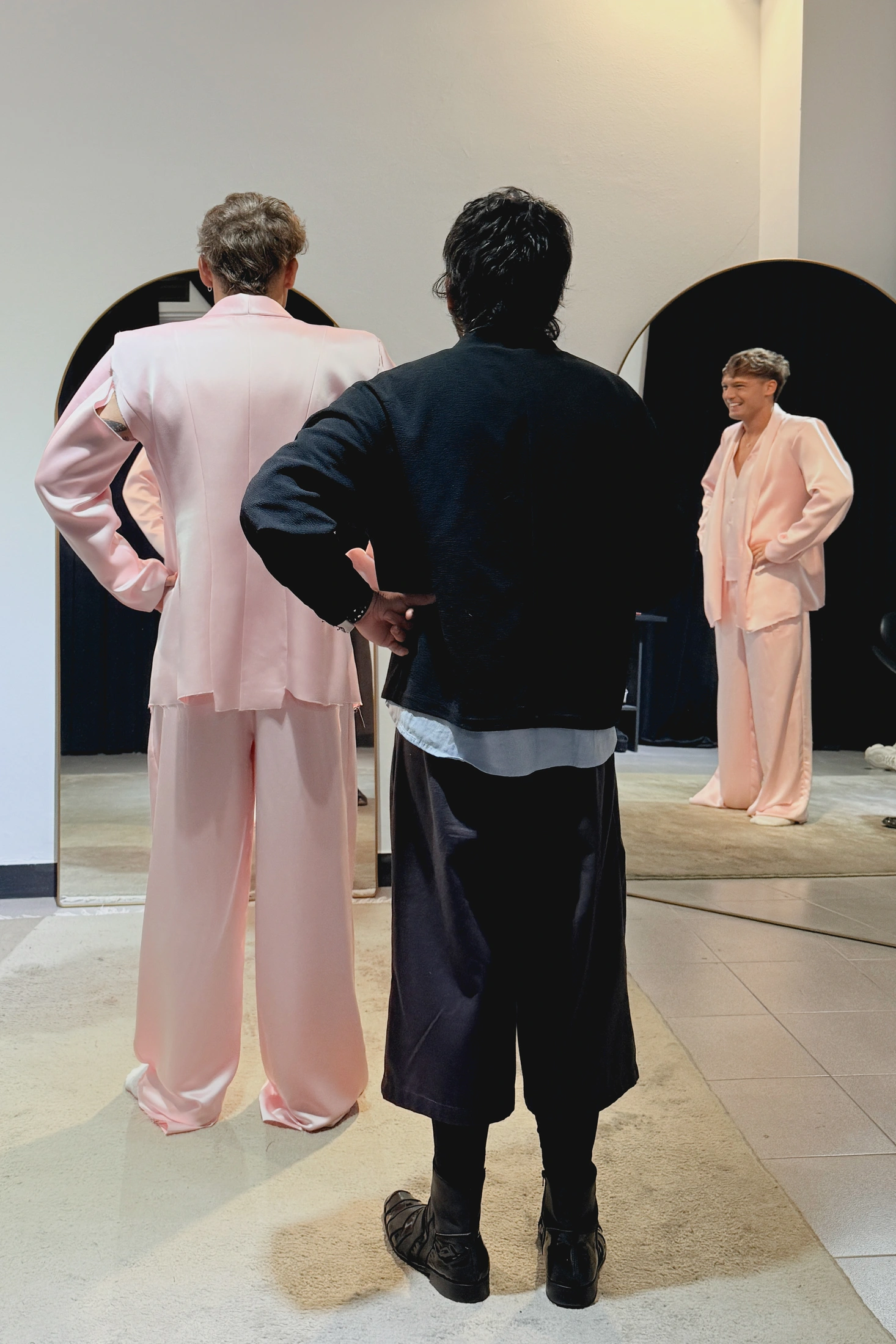 Ian Lucas probándose el traje rosa en Atelier Molina antes de los Martín Fierro 2026