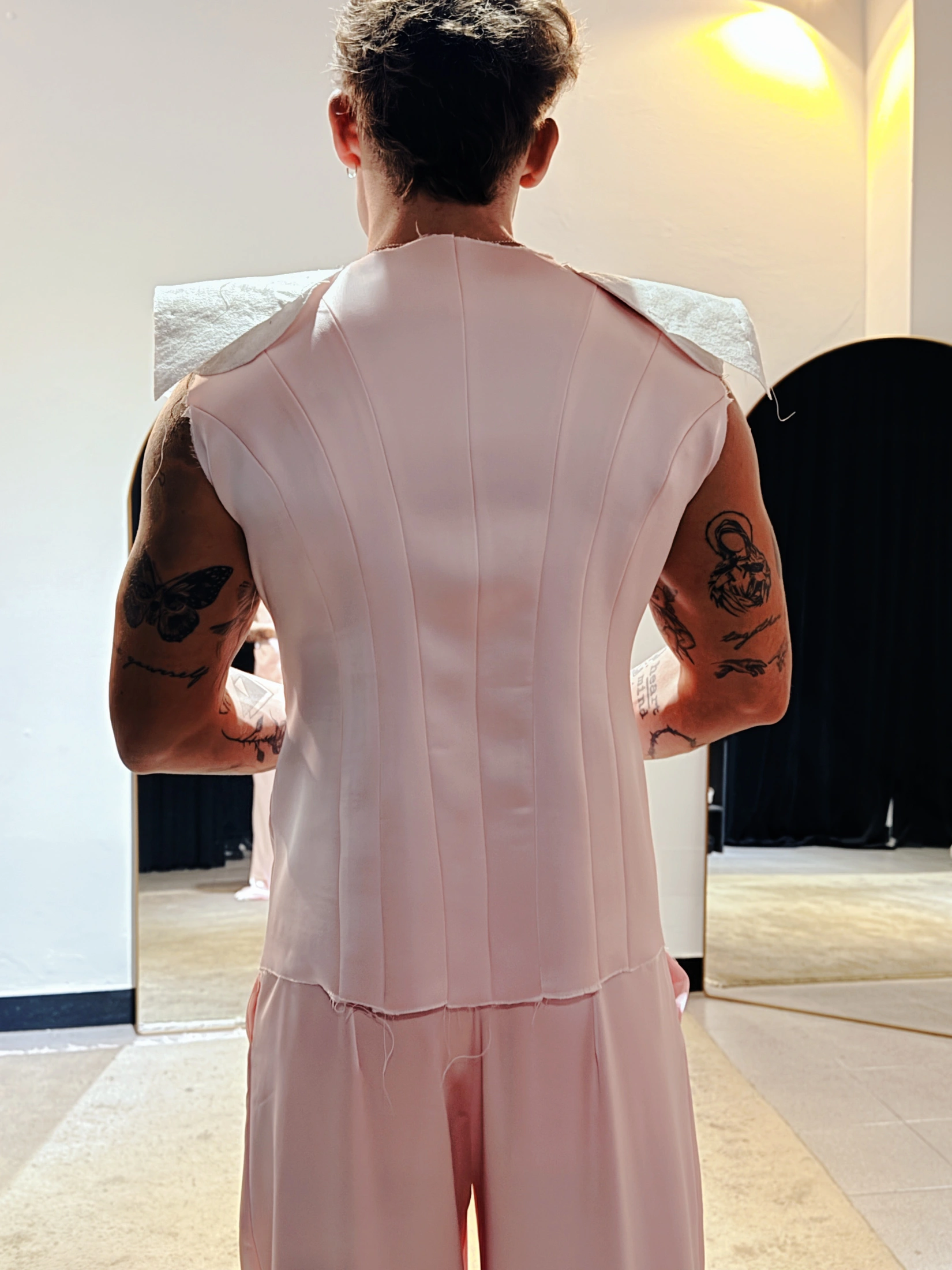 Ian Lucas en prueba final del saco rosa para los Premios Martín Fierro 2026 en Atelier Molina