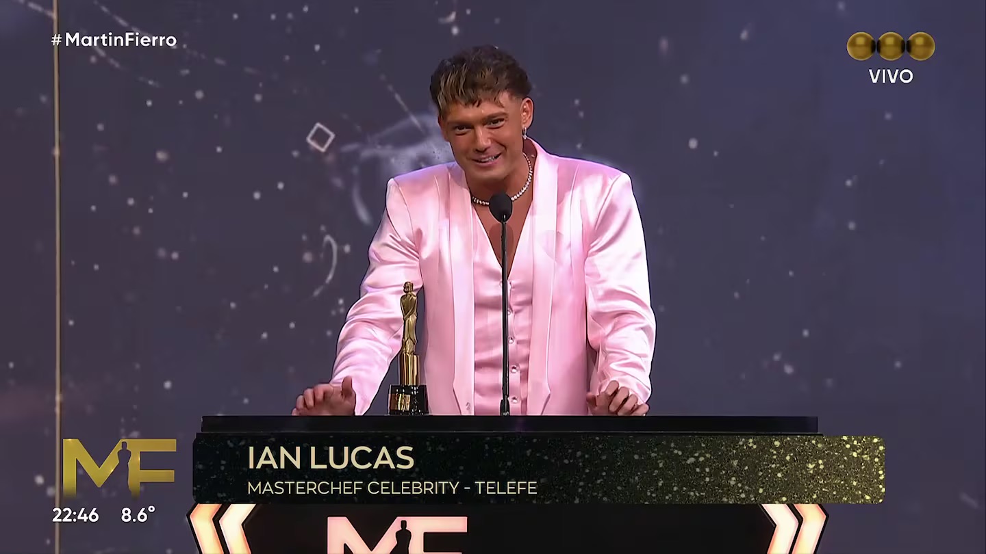 Ian Lucas recibiendo el Martín Fierro Revelación 2026 con traje rosa de Atelier Molina