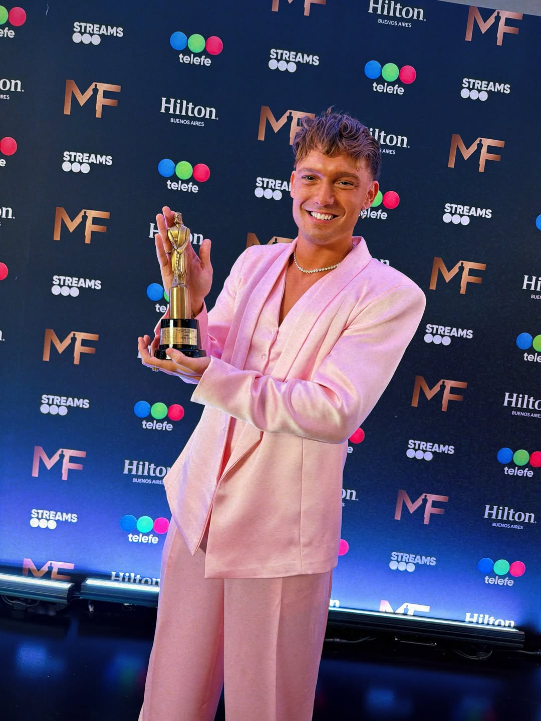 Ian Lucas en la alfombra roja de los Martín Fierro 2026 con traje de crepe satén rosa de Atelier Molina