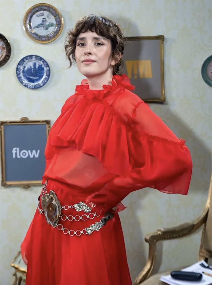 Lucía Levy en La Curva de la Moda por Flow, analizando los looks de la serie Yiya de HBO, con Atelier Molina