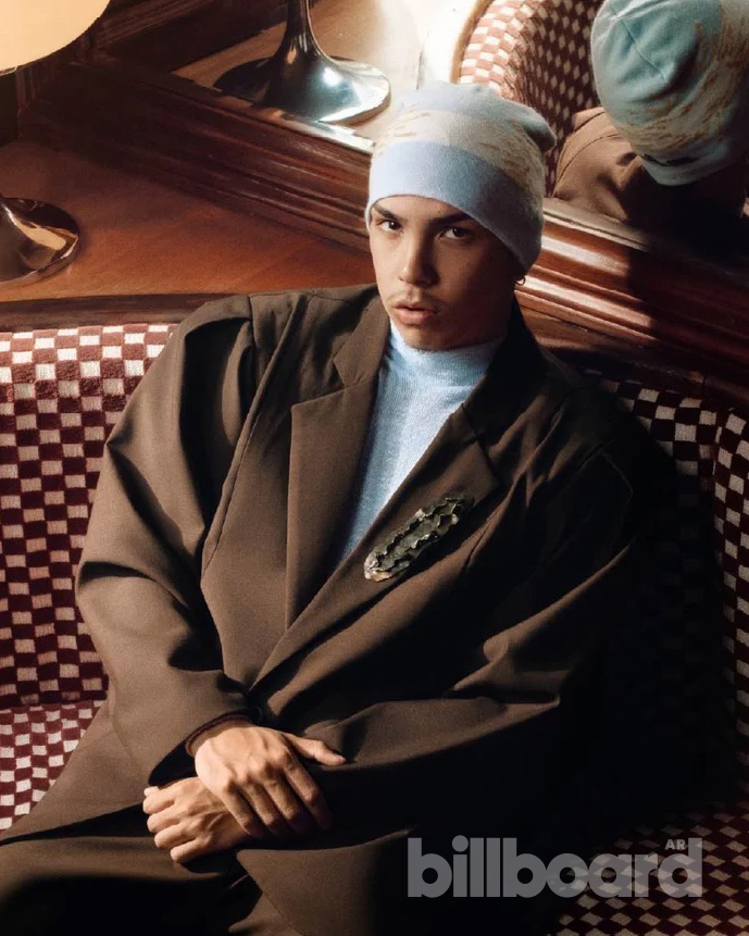 Milo J en la tapa de Billboard con Cashmere Custom Suit marrón y remera de lanilla celeste de Atelier Molina
