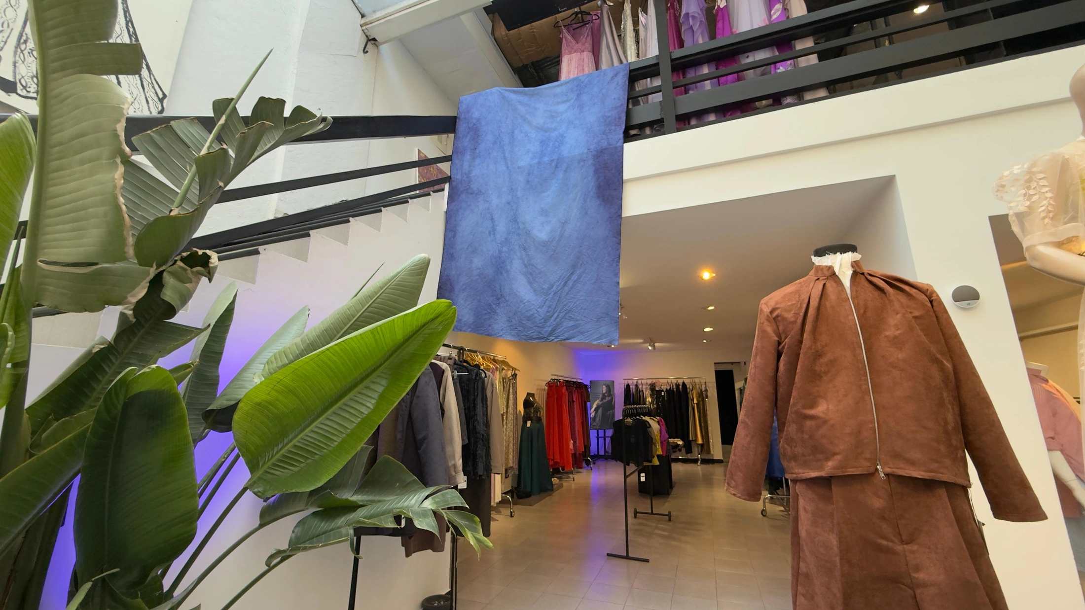 Proceso de teñido con anilina de la chaqueta azul para Milo J en Atelier Molina