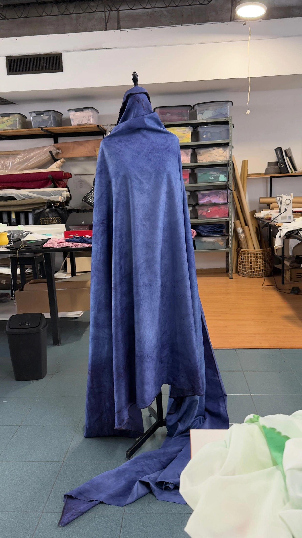 Chaqueta azul teñida a mano en el taller de Atelier Molina para Milo J