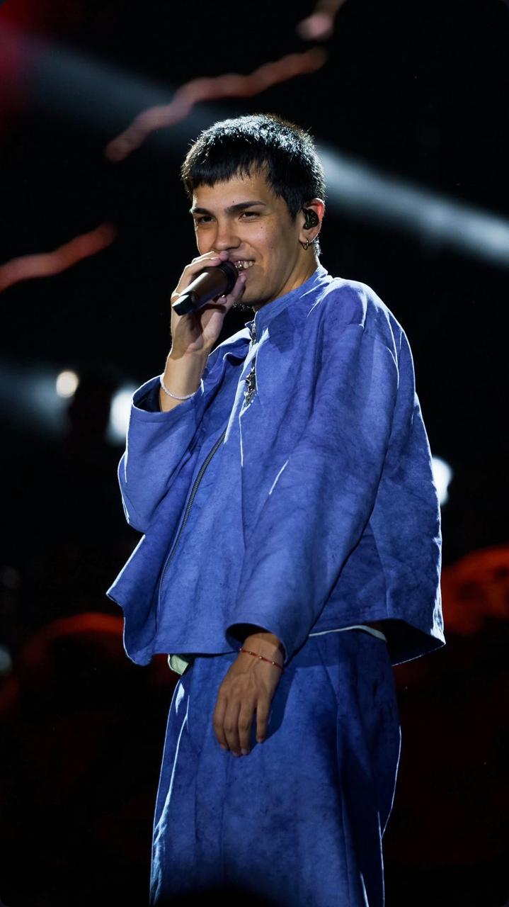 Milo J con chaqueta azul de Atelier Molina en Vélez