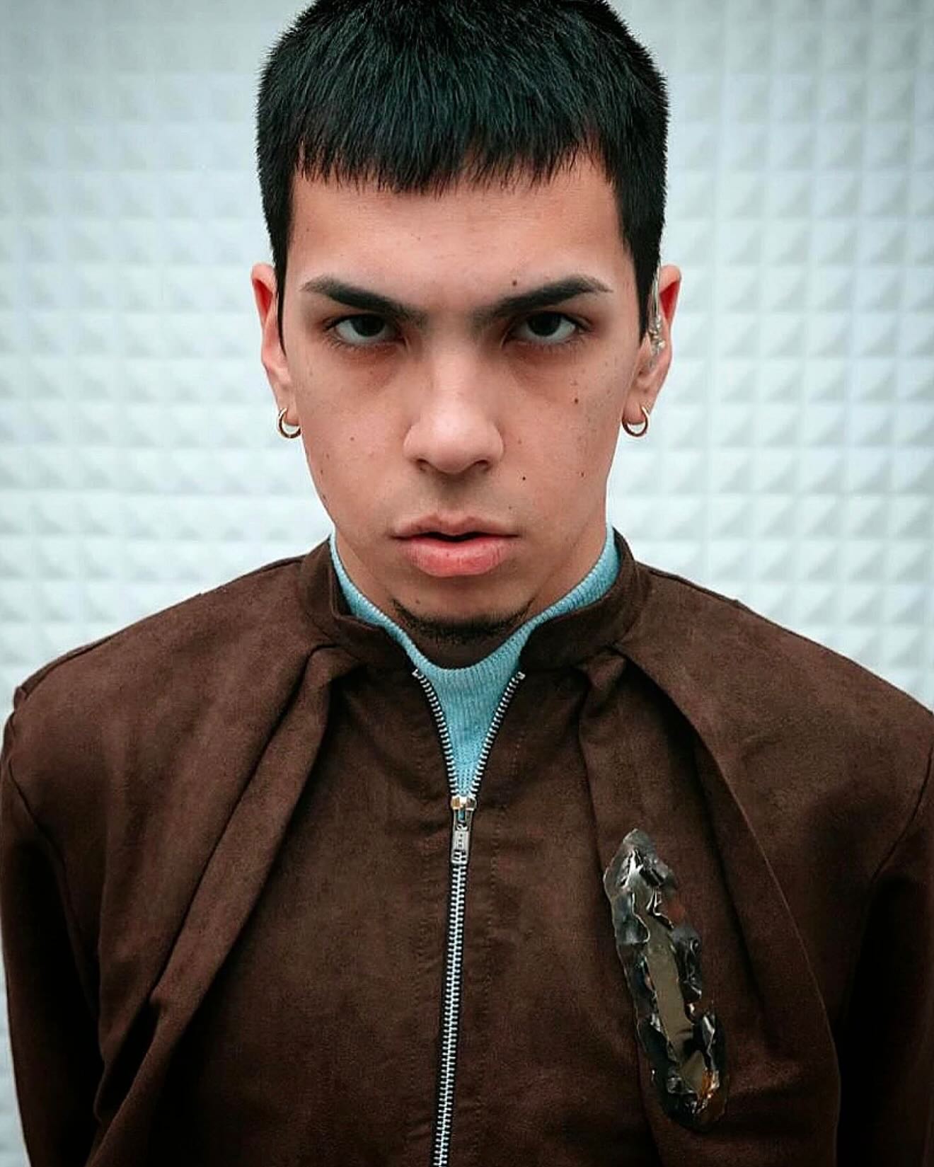 Milo J en Gallery Session usando Molina Jacket Dark Brown Suede de Atelier Molina
