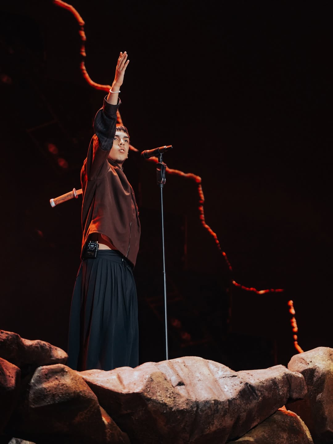Milo J en el escenario de Vélez con pantalón sastrero de Atelier Molina