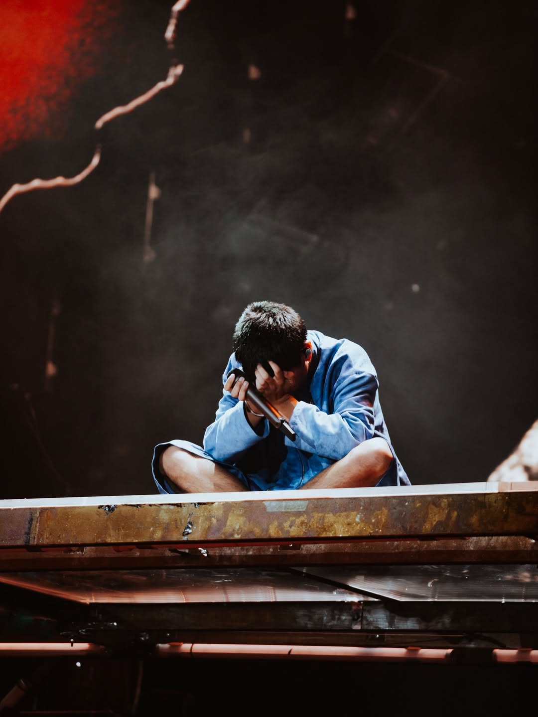 Milo J en el escenario de Vélez con bermuda y chaqueta azul de Atelier Molina