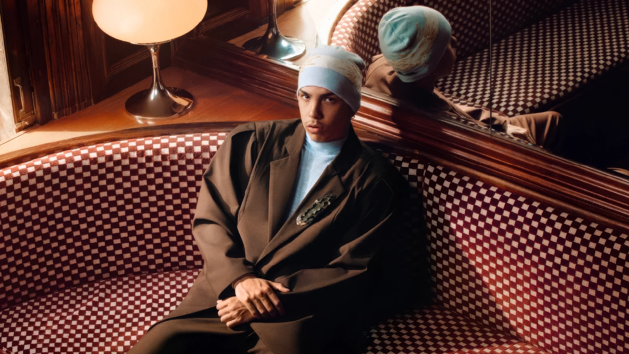 Portada de revista Billboard con Milo J usando traje de Atelier Molina