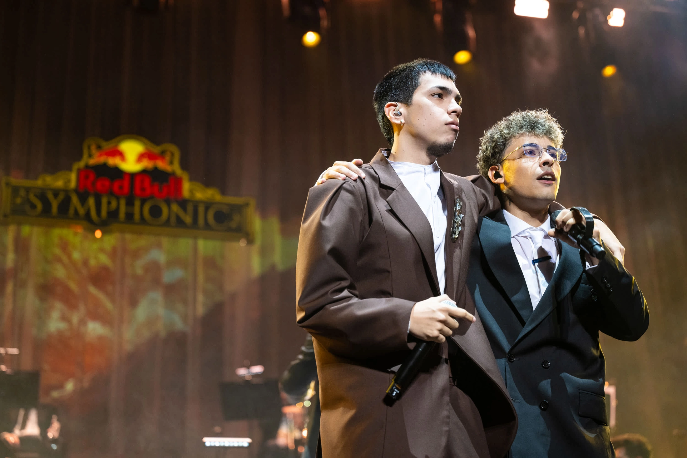 Milo J en el escenario del Red Bull Sinfónico con vestuario de Atelier Molina