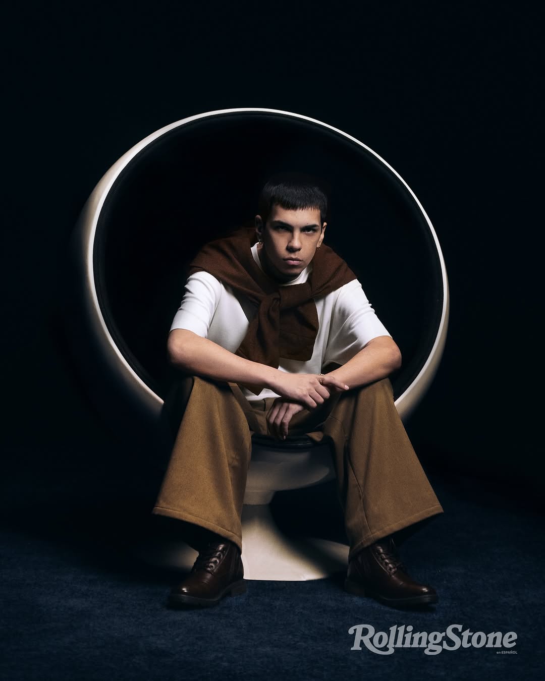 Milo J en Rolling Stone con pantalón de paño y suéter de lana chocolate de Atelier Molina