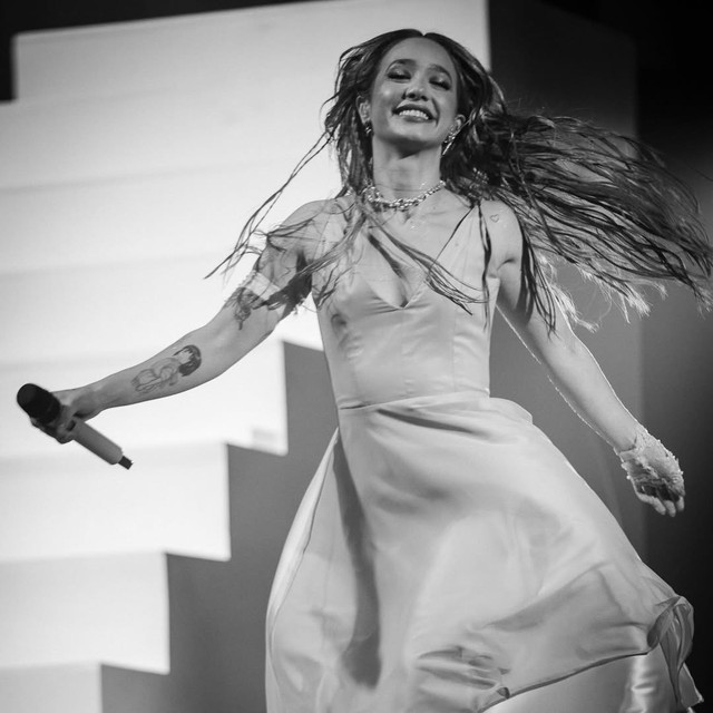 Vestido diseñado por Atelier Molina para Ángela Torres en el Teatro Gran Rex de Buenos Aires, vista 3 de 5