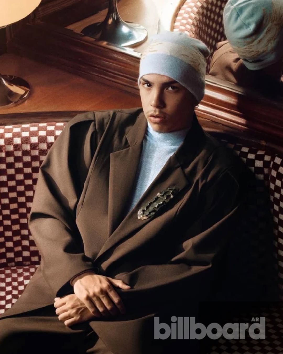 Milo J en Billboard Magazine con traje de casimir de Atelier Molina