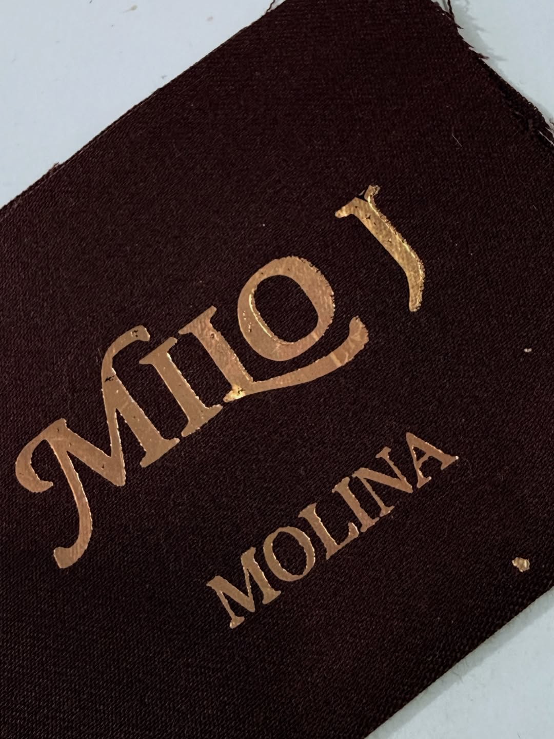 Milo J en Red Bull Sinfónico con traje a medida de Atelier Molina